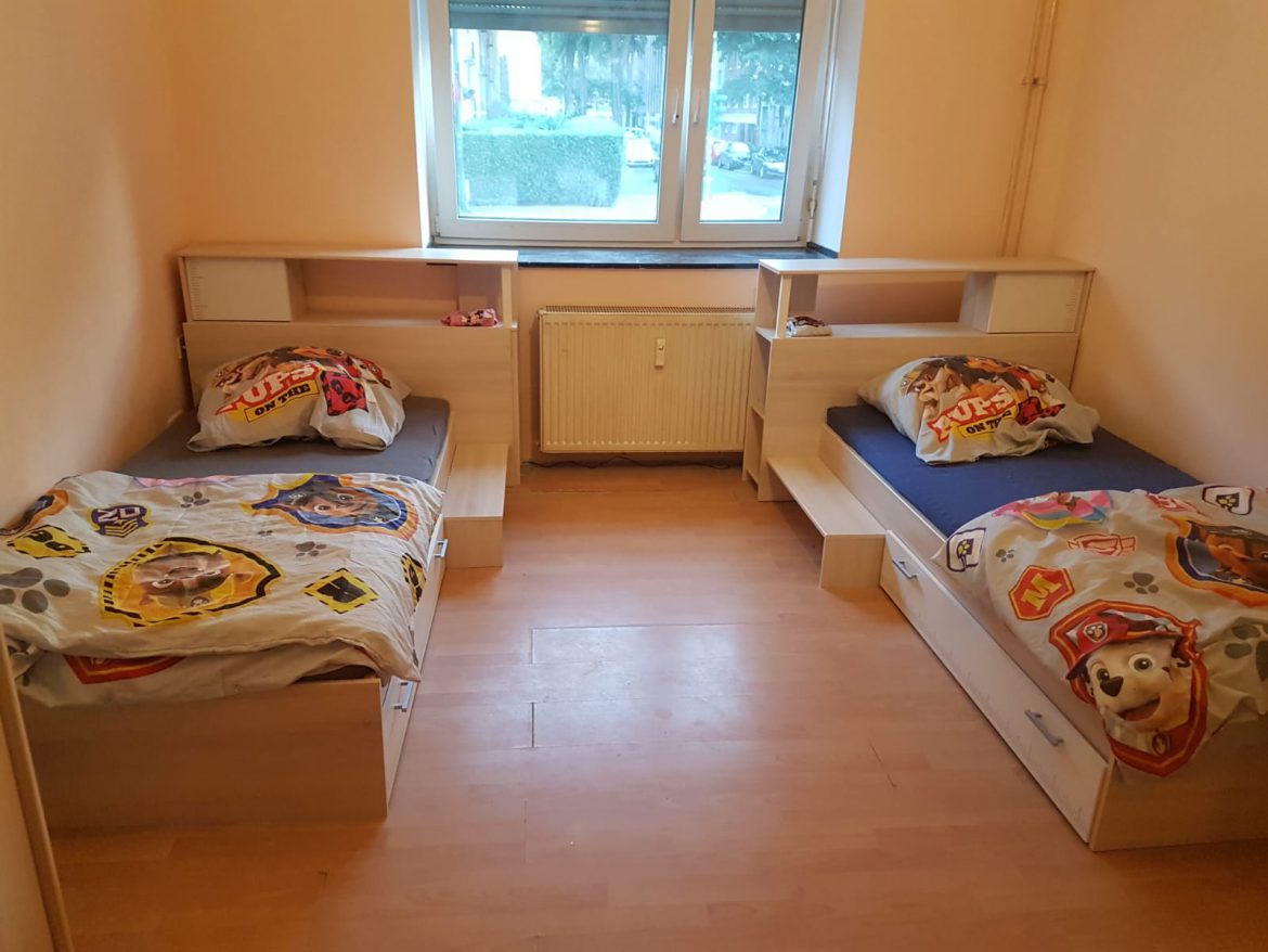 Die Geschwister freuen sich  – ein eigenes Zimmer für uns