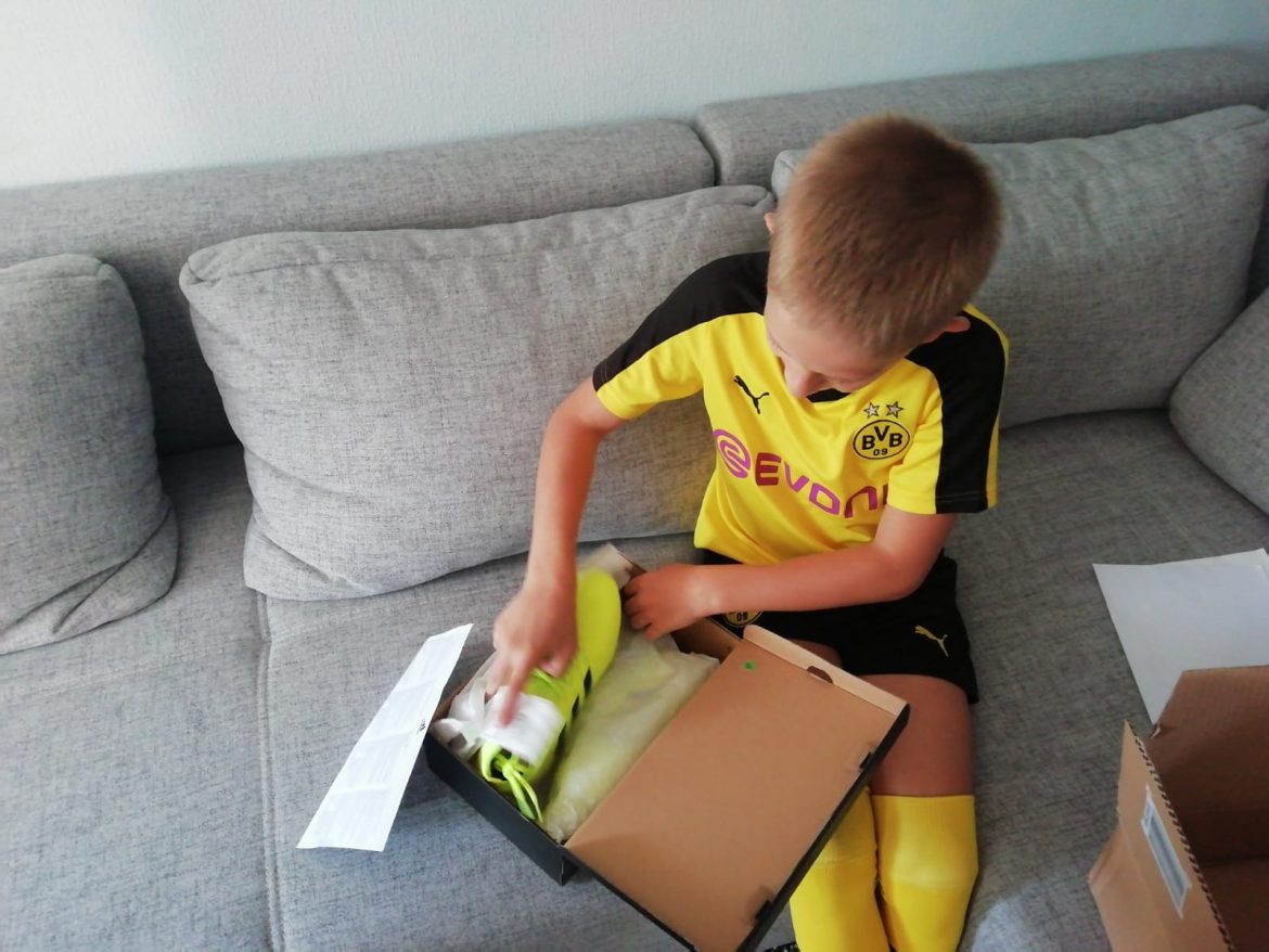 Jetzt spiele ich in einem Verein – Matwey spielt Fußball + brauchte Fußballschuhe