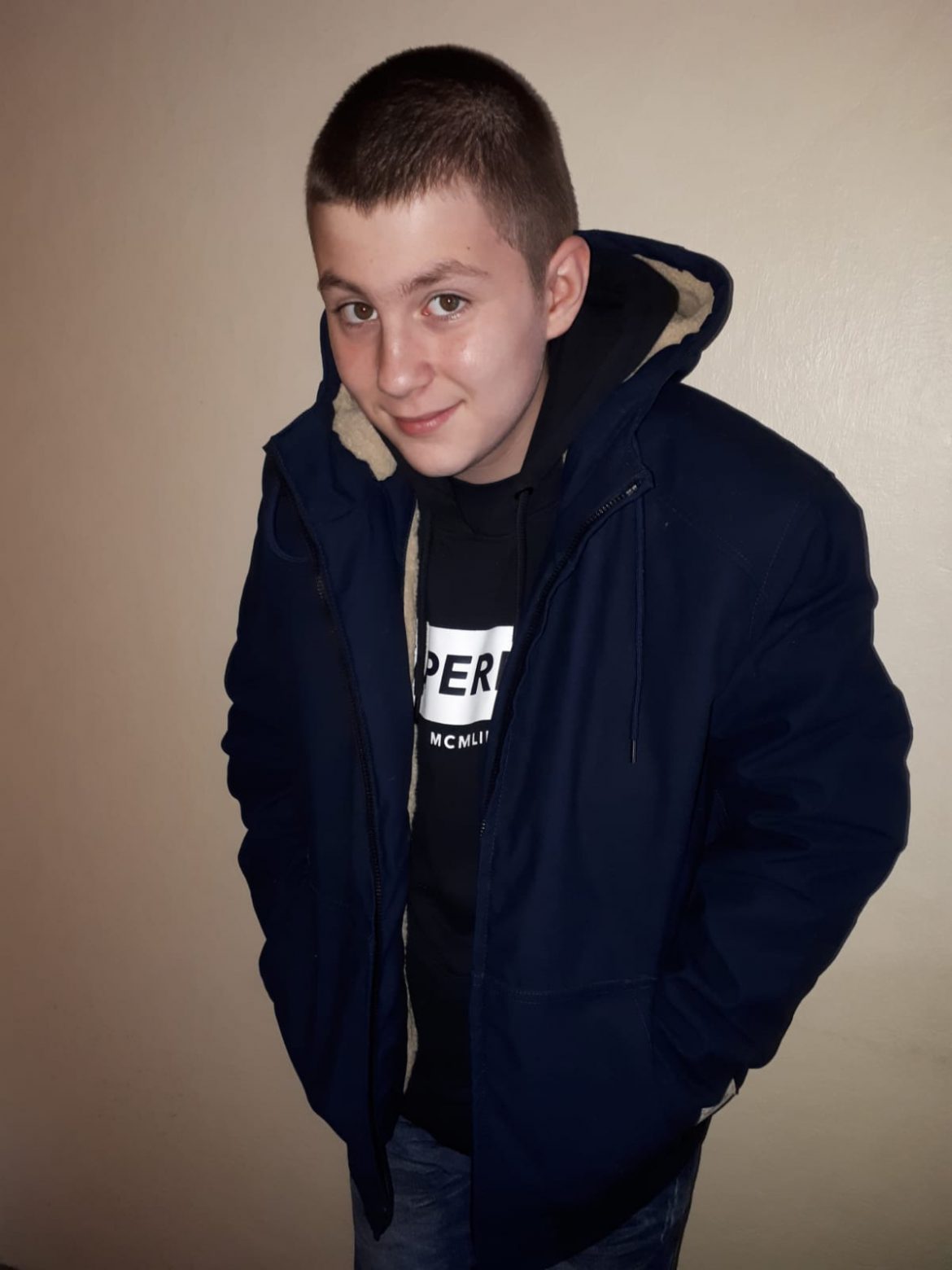 Amon freut sich über seine neue Jacke