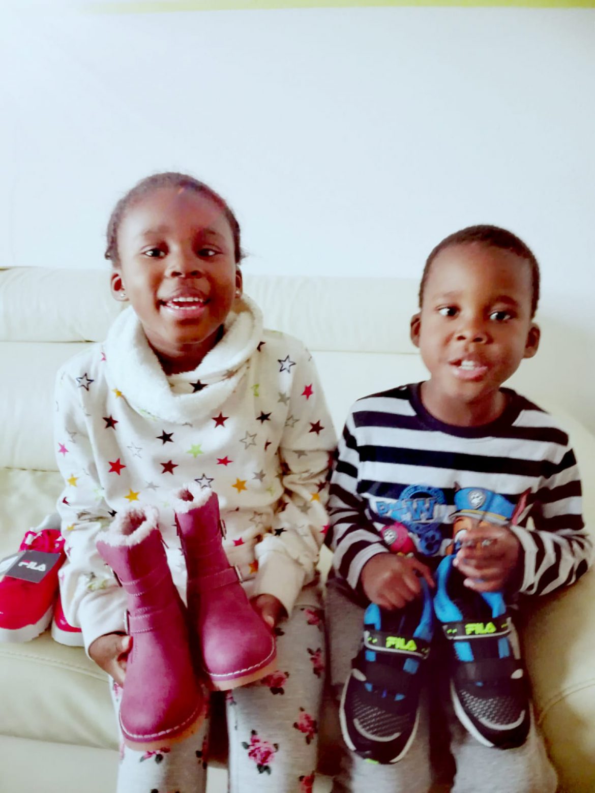 Max und Alicia freue sich über ihre neuen Sachen + Schuhe