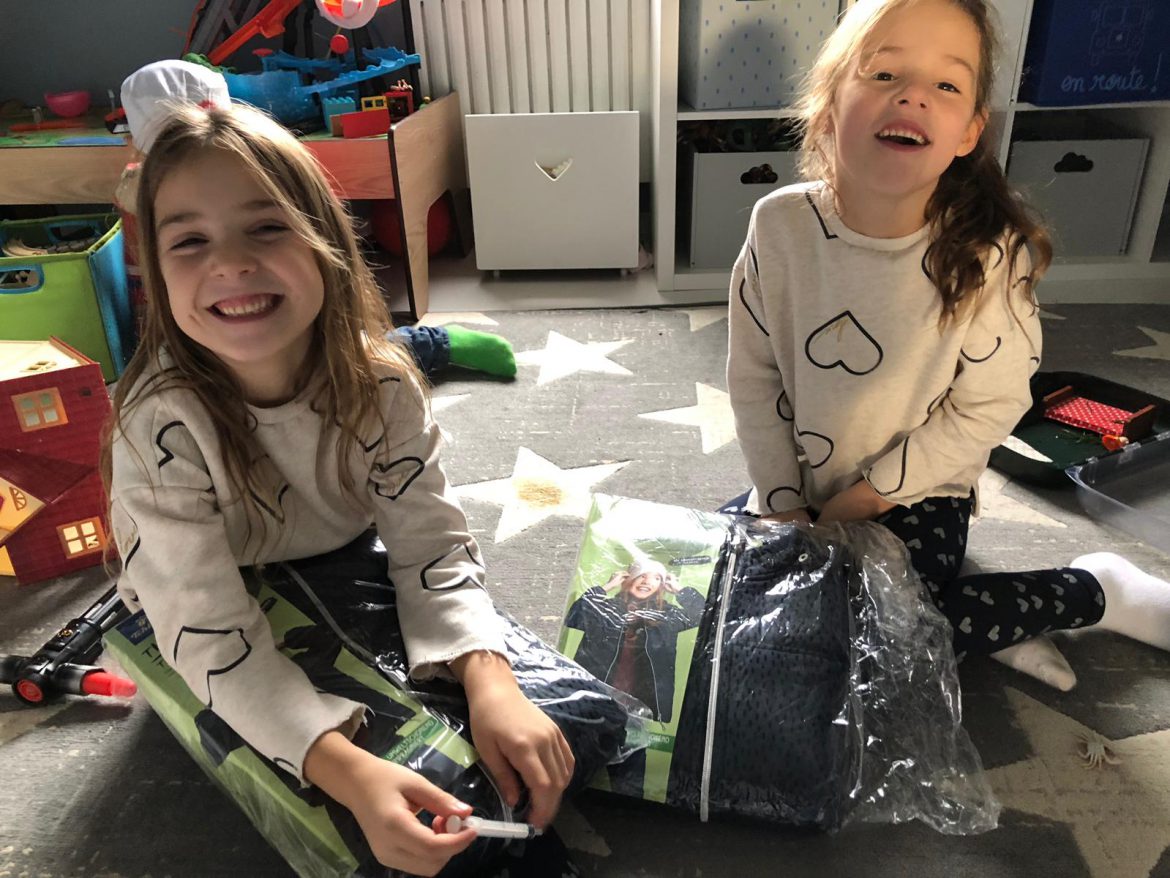 Warme Jacken für die Geschwister