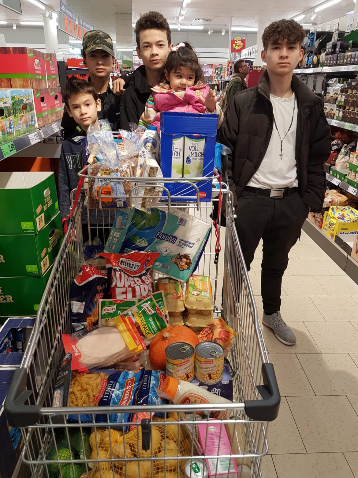 Eine Familie mit 8 Kindern war einkaufen