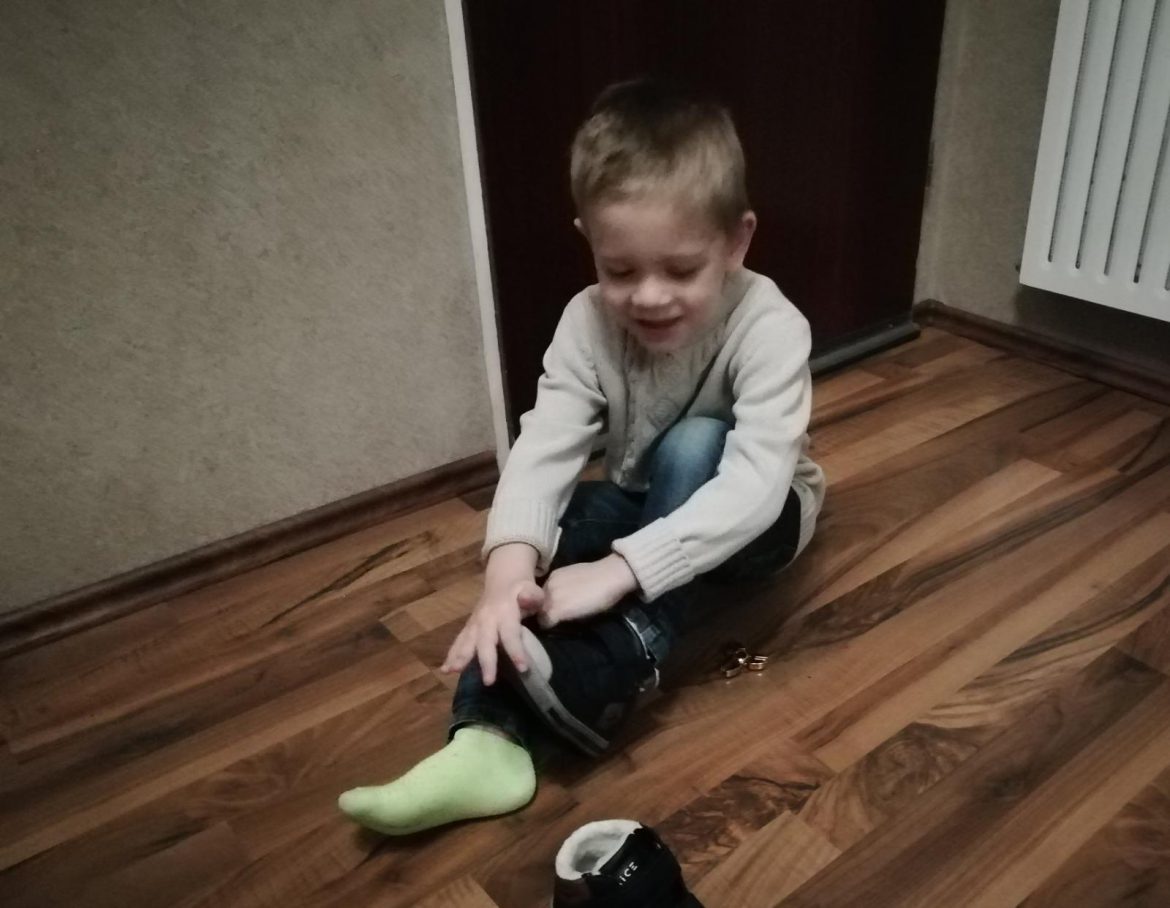 Diese 3 Brüder haben auch warme Füsse, dank ihrer Schuh-Patin