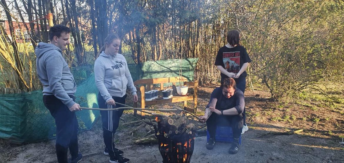 Auch die Familie von Lara, Maya und Kay vertreiben sich sinnvoll die Zeit