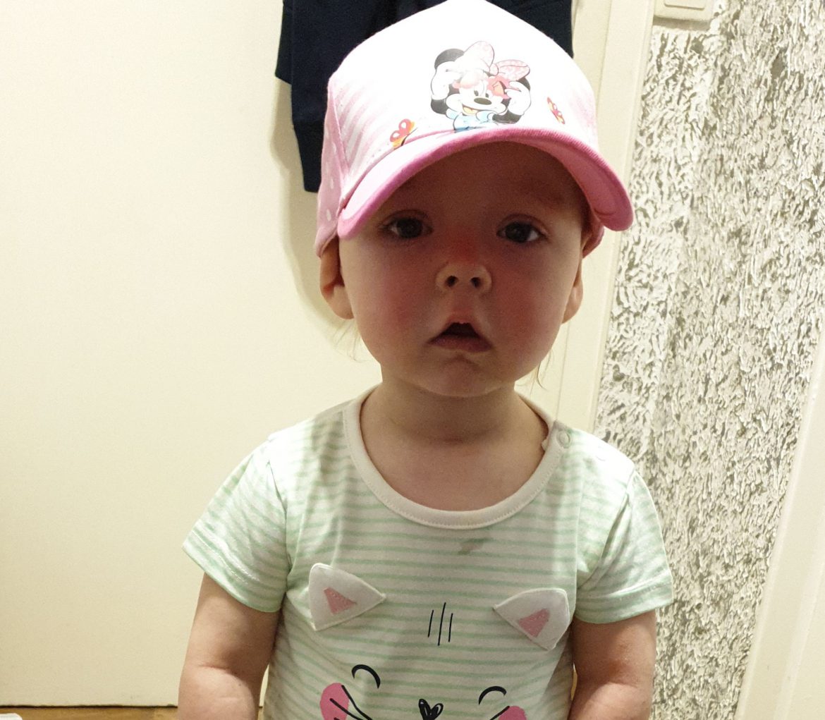 Pia freut sich über ihre neue Sachen