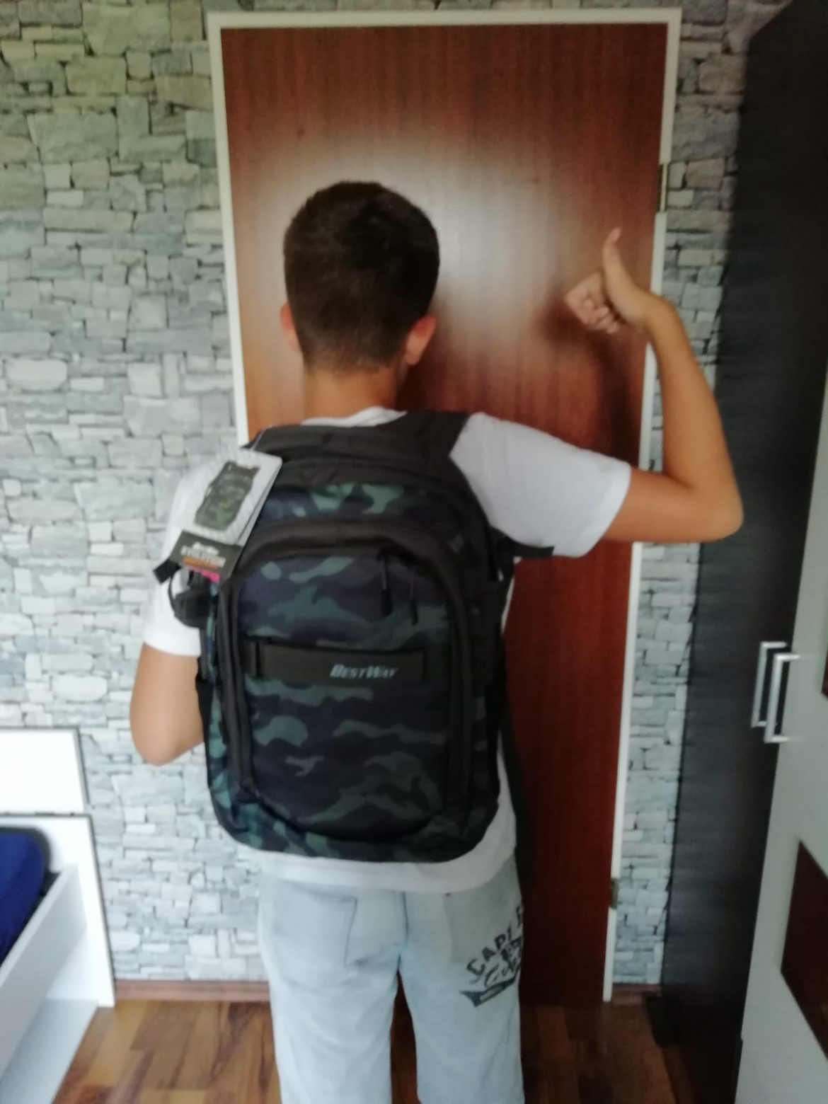 Nikita bekam einen neuen Schulrucksack