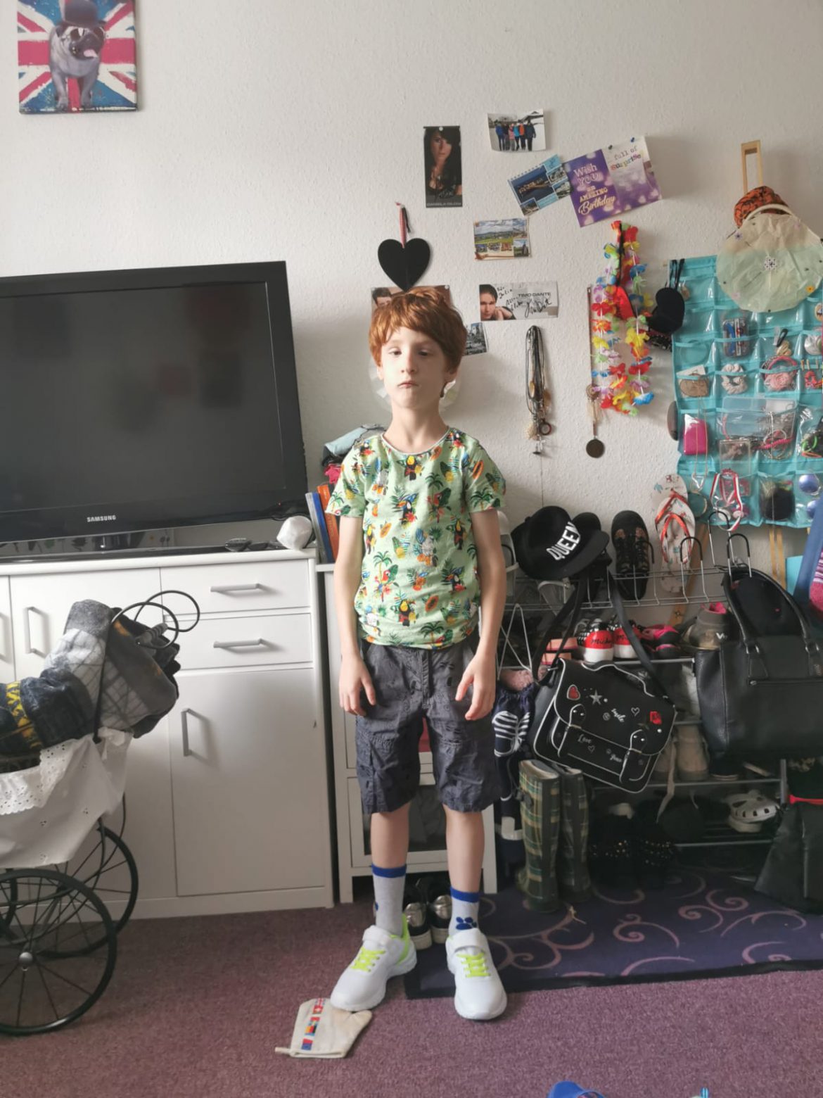 Julia, Lea und Niklas freuen sich über ihre neuen Schuhe