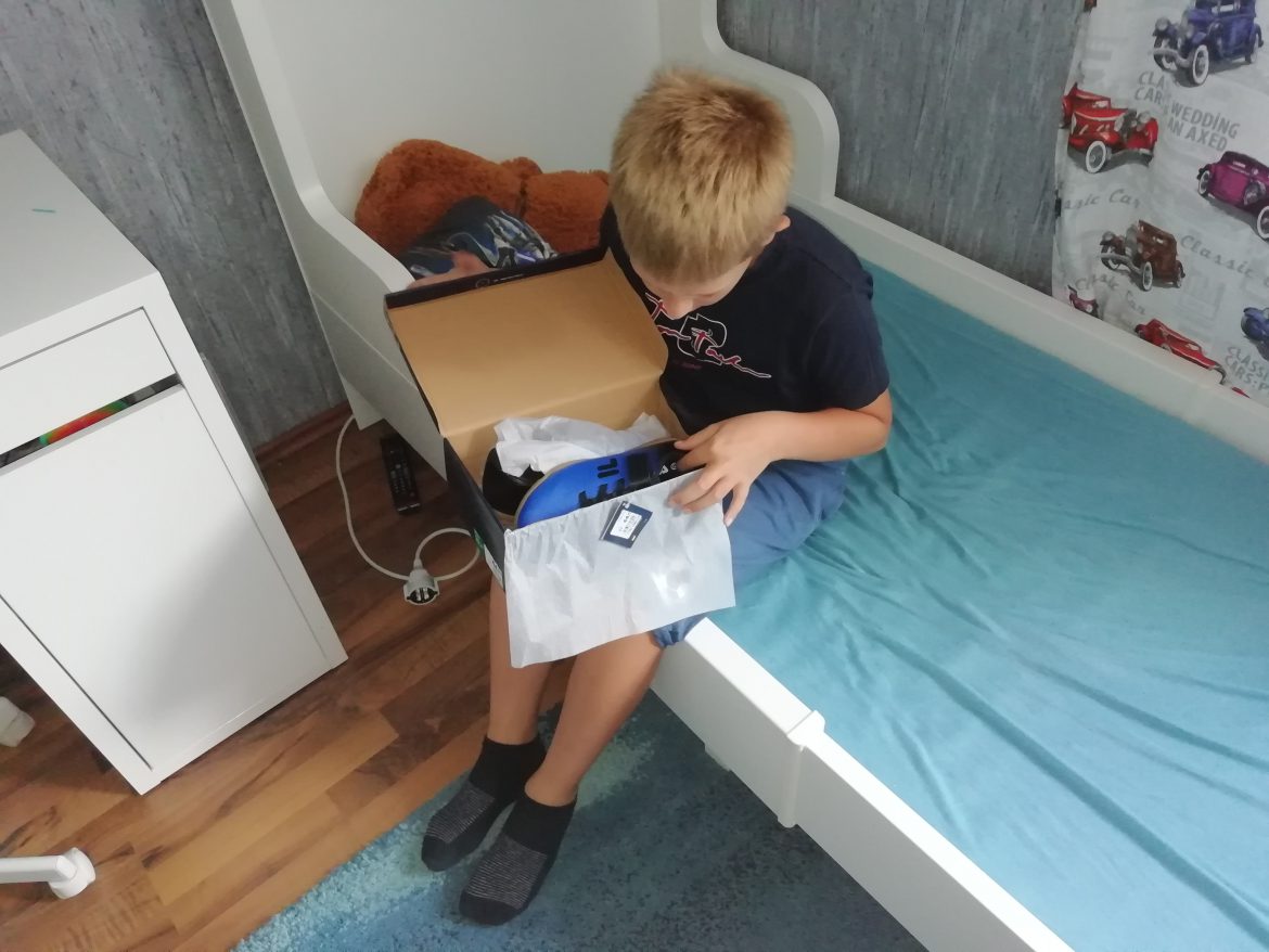 Neue Sportschuhe für Nikita und Matwey