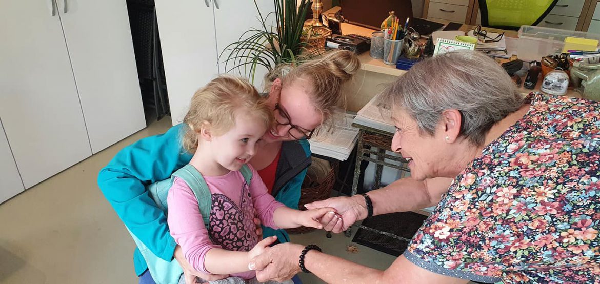 Conny (Mitglied der Froschkönige) hat uns in der Geschäftsstelle besucht