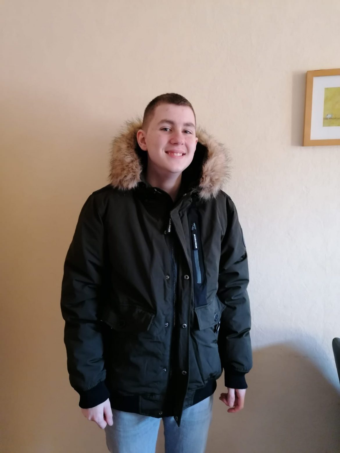 Amon freut sich über seine warme neue Jacke