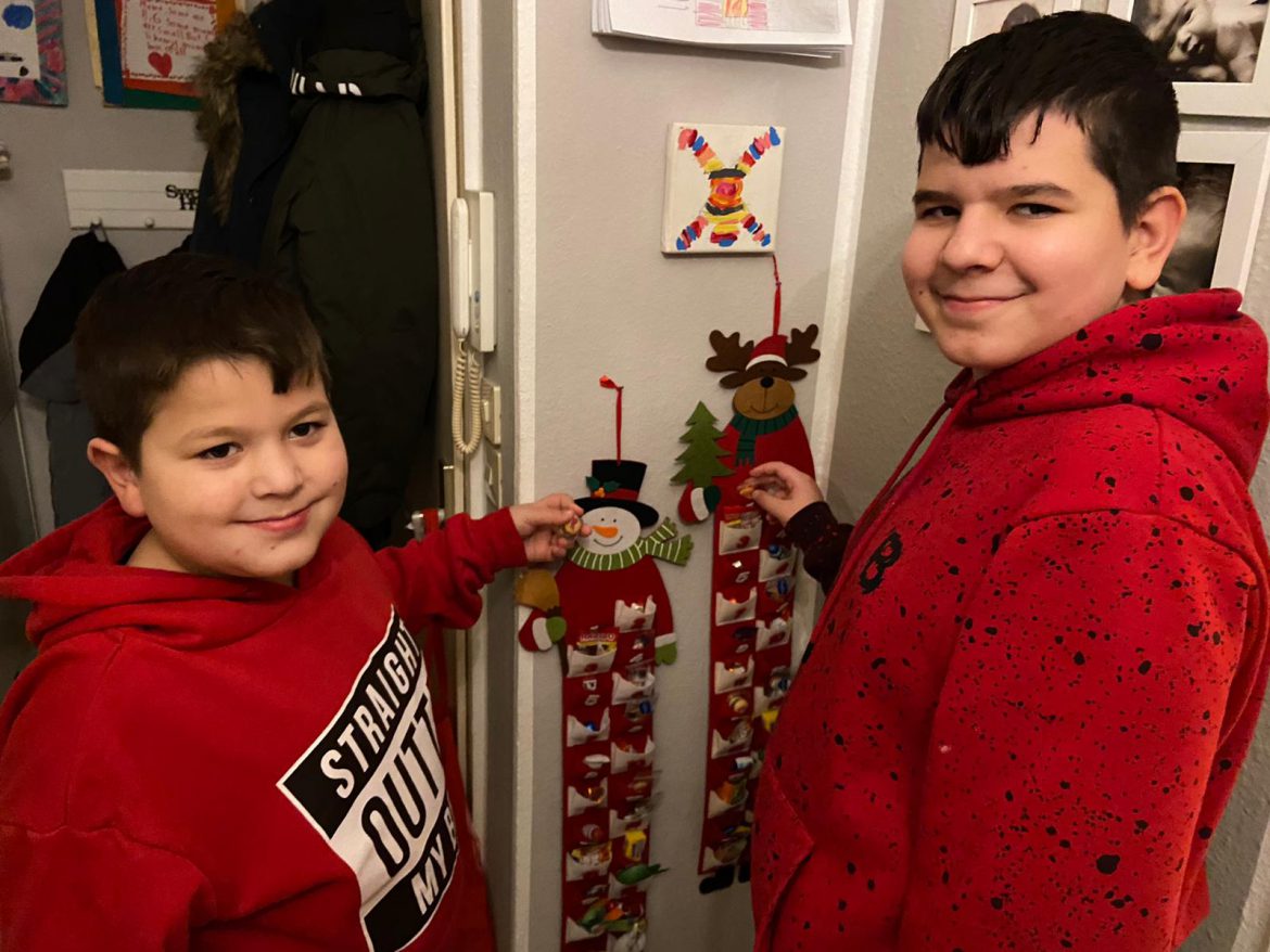 Glückliche Kinder mit ihren Adventskalendern