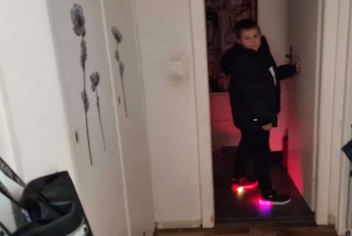Ben freut sich über seine neue warmen Sachen