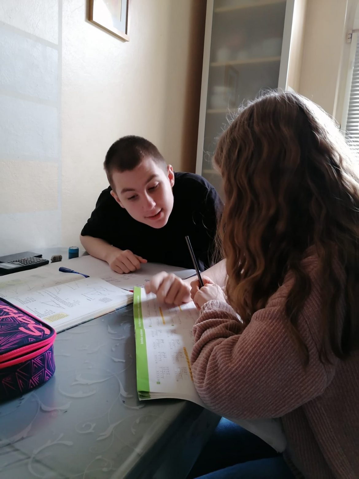 Unterricht zuhause – Corona-Hilfe für die Familien, dank großartiger Spenderinnen + Spender