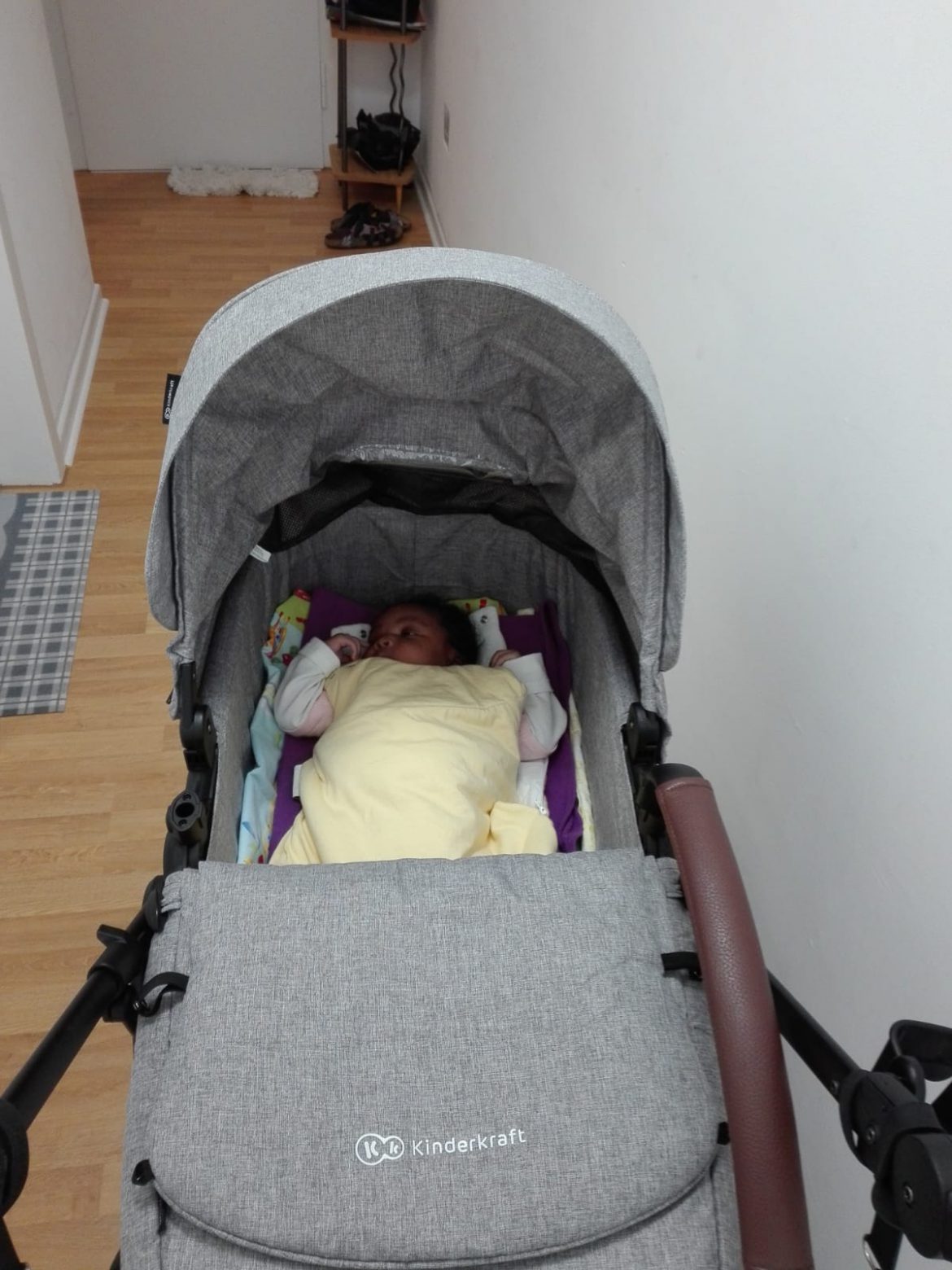 Aileen ist angekommen und bekam von uns einen Kinderwagen