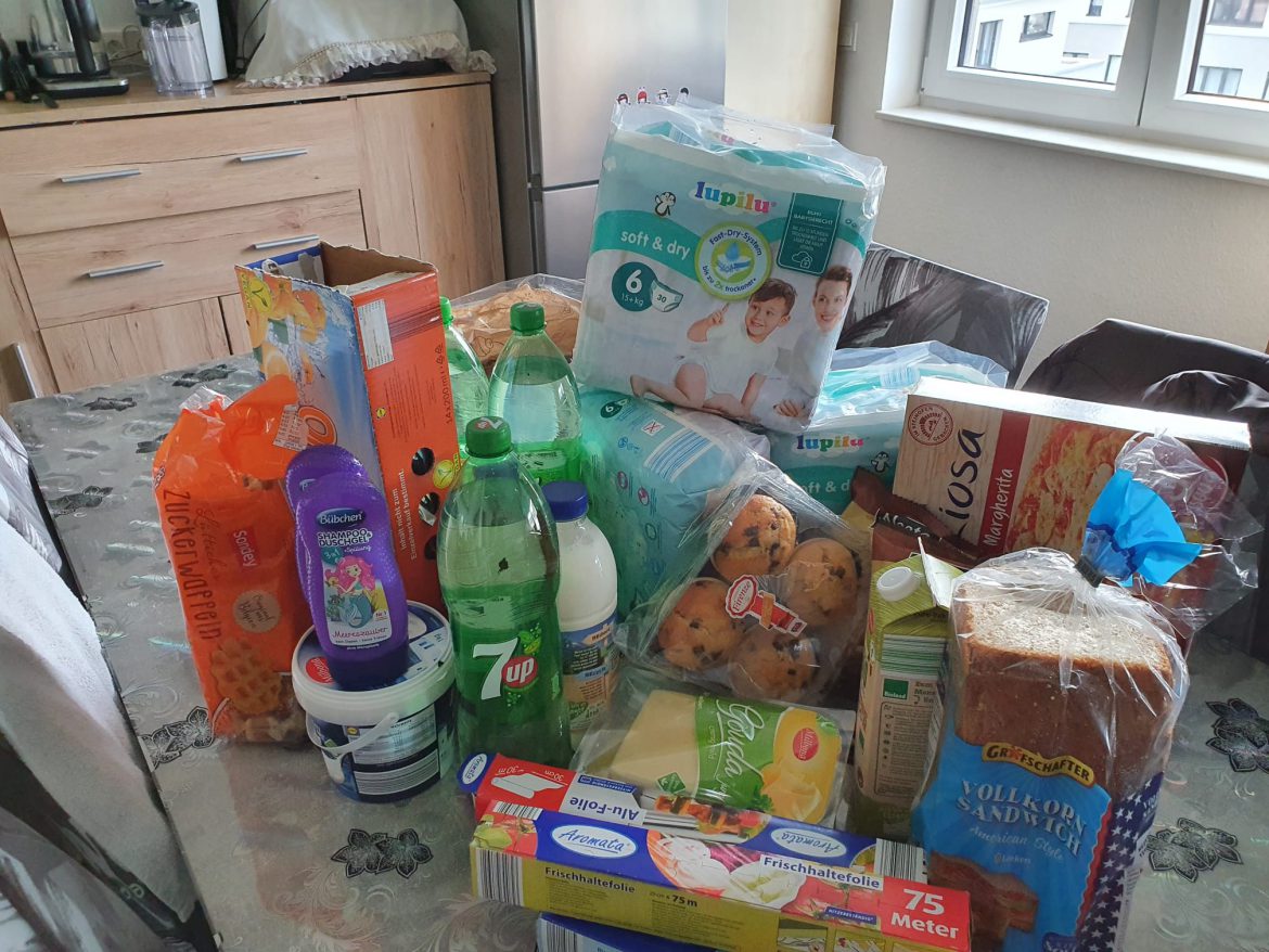 Die Familie von Myrna und Angela bekamen einen Lebensmittel- u. Hygiene-Gutschein