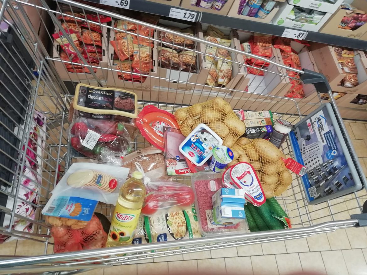 Lebensmittel für die Familie von Miron und seinen Geschwistern