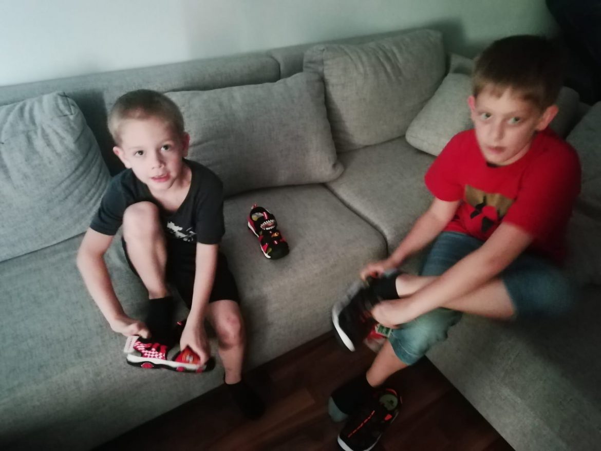 Neue Schuhe für die Brüder