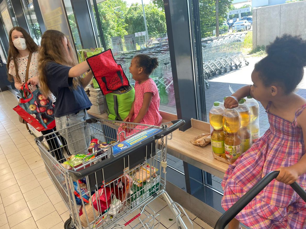 Lebensmitteleinkauf bei der Familie von 5 Kindern