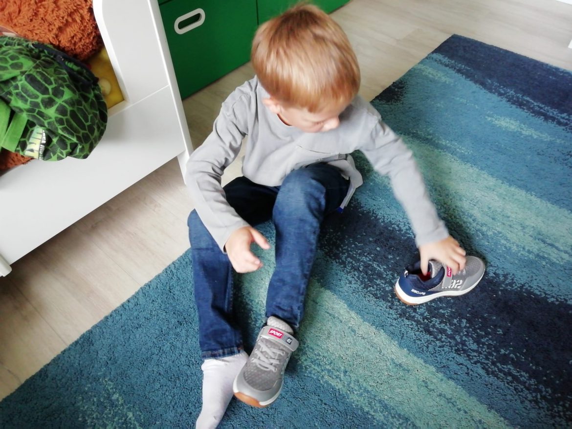 Neue Schuhe für die Brüder