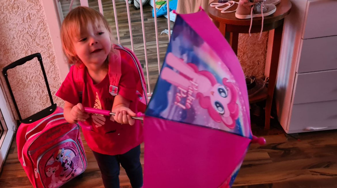 Wir haben zwei große Überraschungs-Pakete bekommen….. alles neue Sachen….. unsere Kinder strahlen