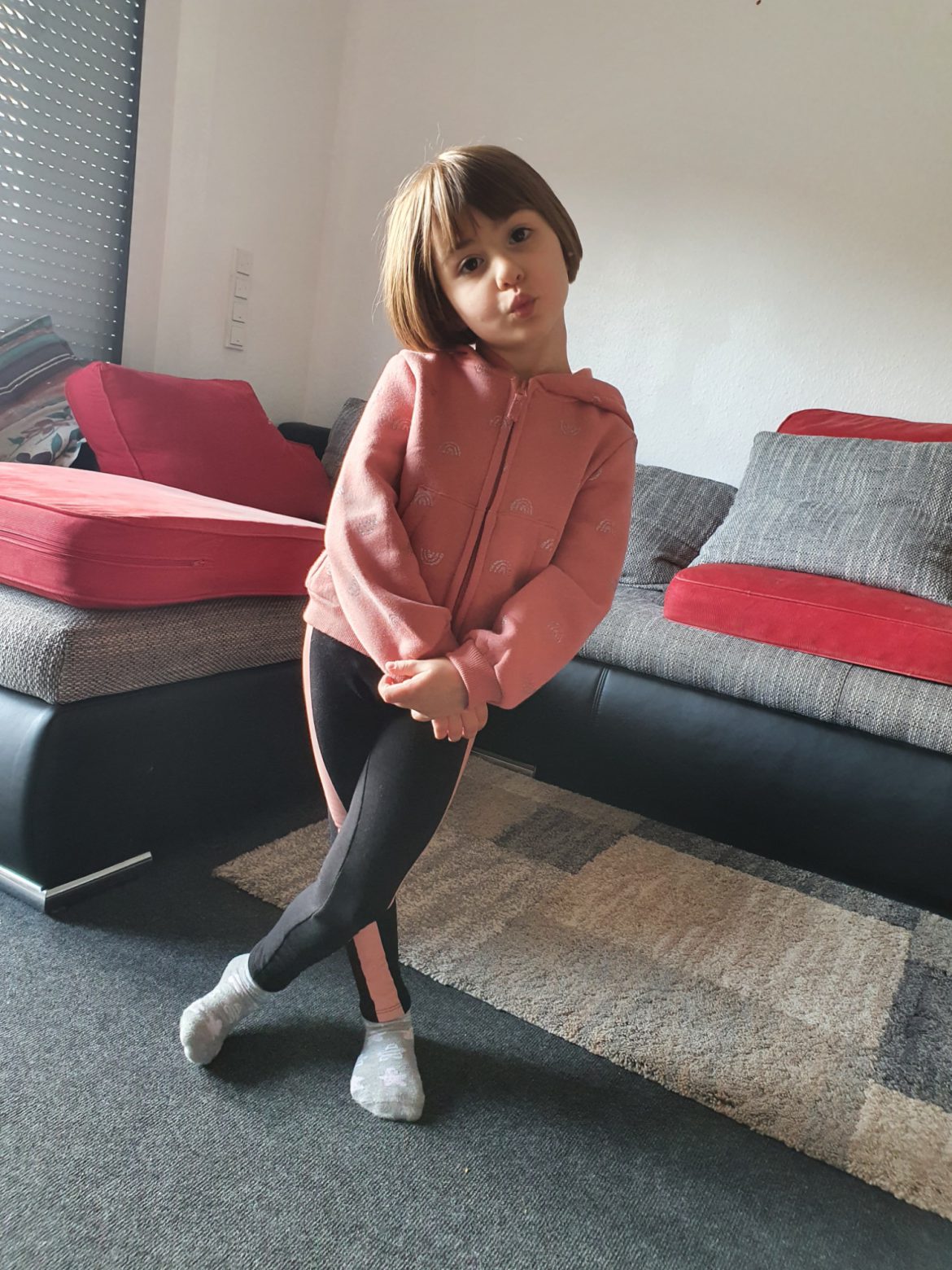 Angela + Myrna freuen sich auch über ihre neuen warmen Sachen