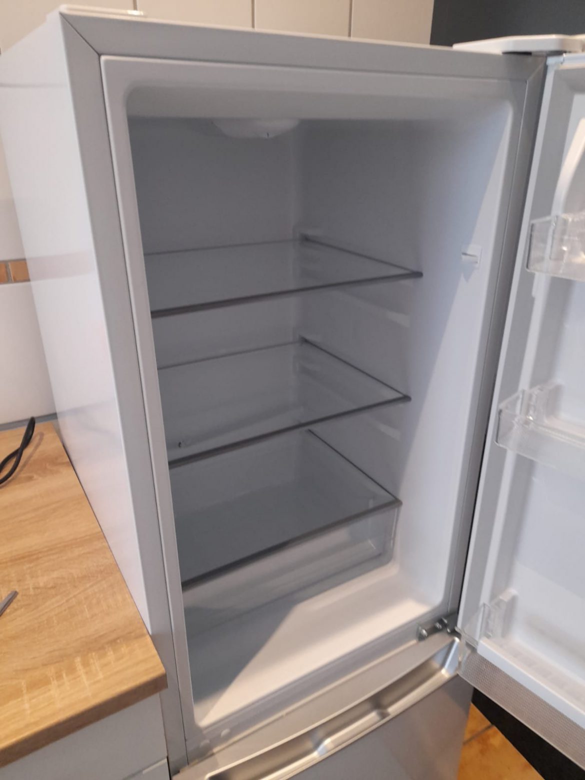 Ein neue neue Kühlkombi für die Familie von Zamira + Enrico