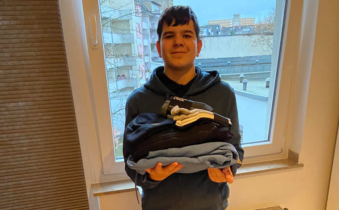 Max bekam Herbst/Winter-Sachen und warme Schuhe