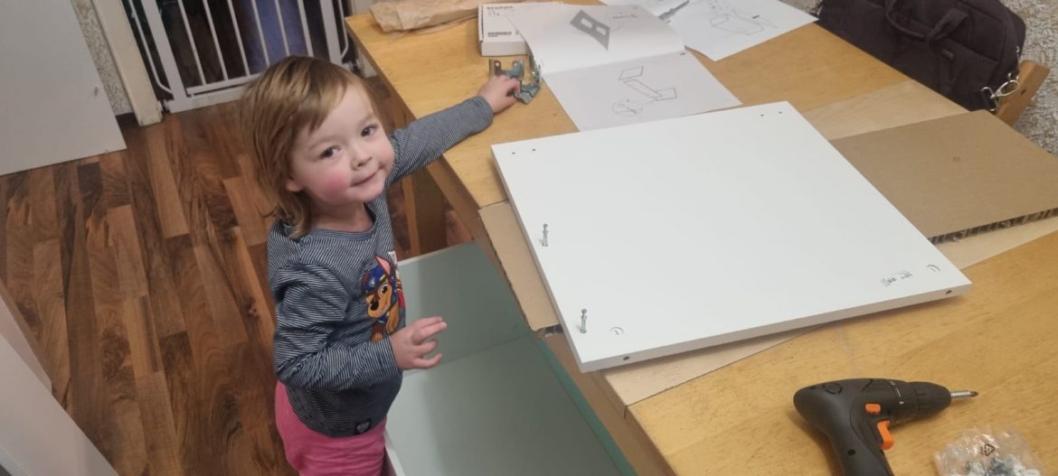 Pia bekam neue Schränke für ihr Kinderzimmer