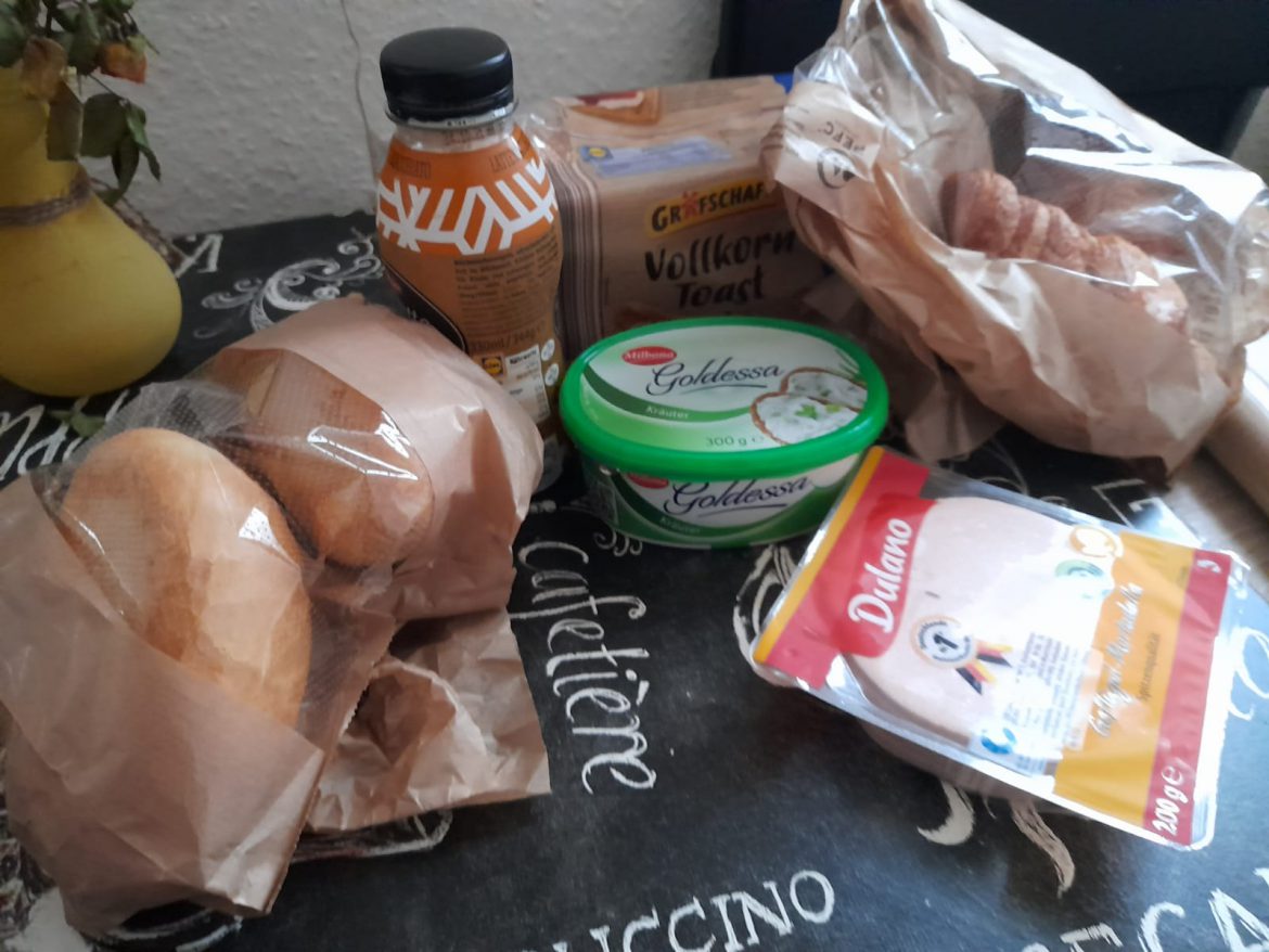 Enrico und seine Schwester freuen sich über die leckeren Sachen