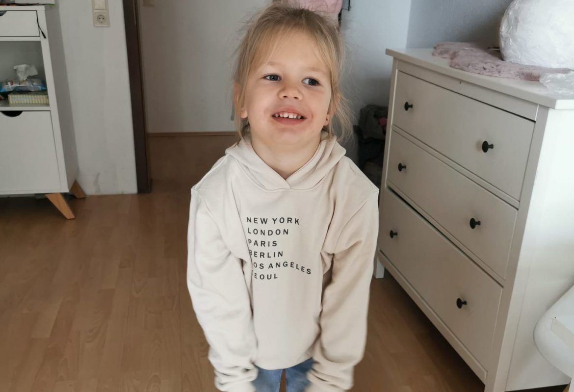 Maya-Isabella freut sich über ihre Hebst/Winter-Sachen und sagt DANKE