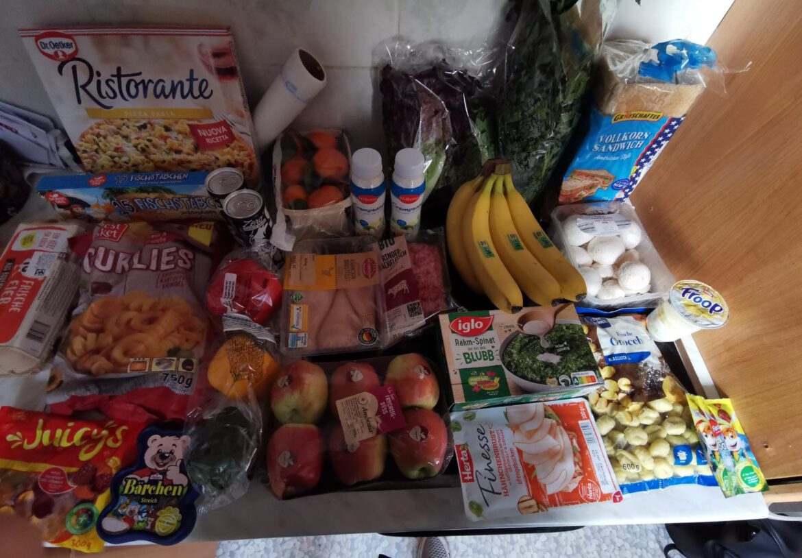 Maya und ihre Mama bekamen einen Hygiene- und Lebensmittel-Gutschein