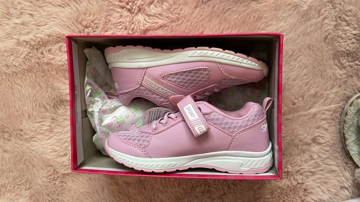 Lina dankt ihrem Schuh-Paten mit einem strahlenden Lächeln