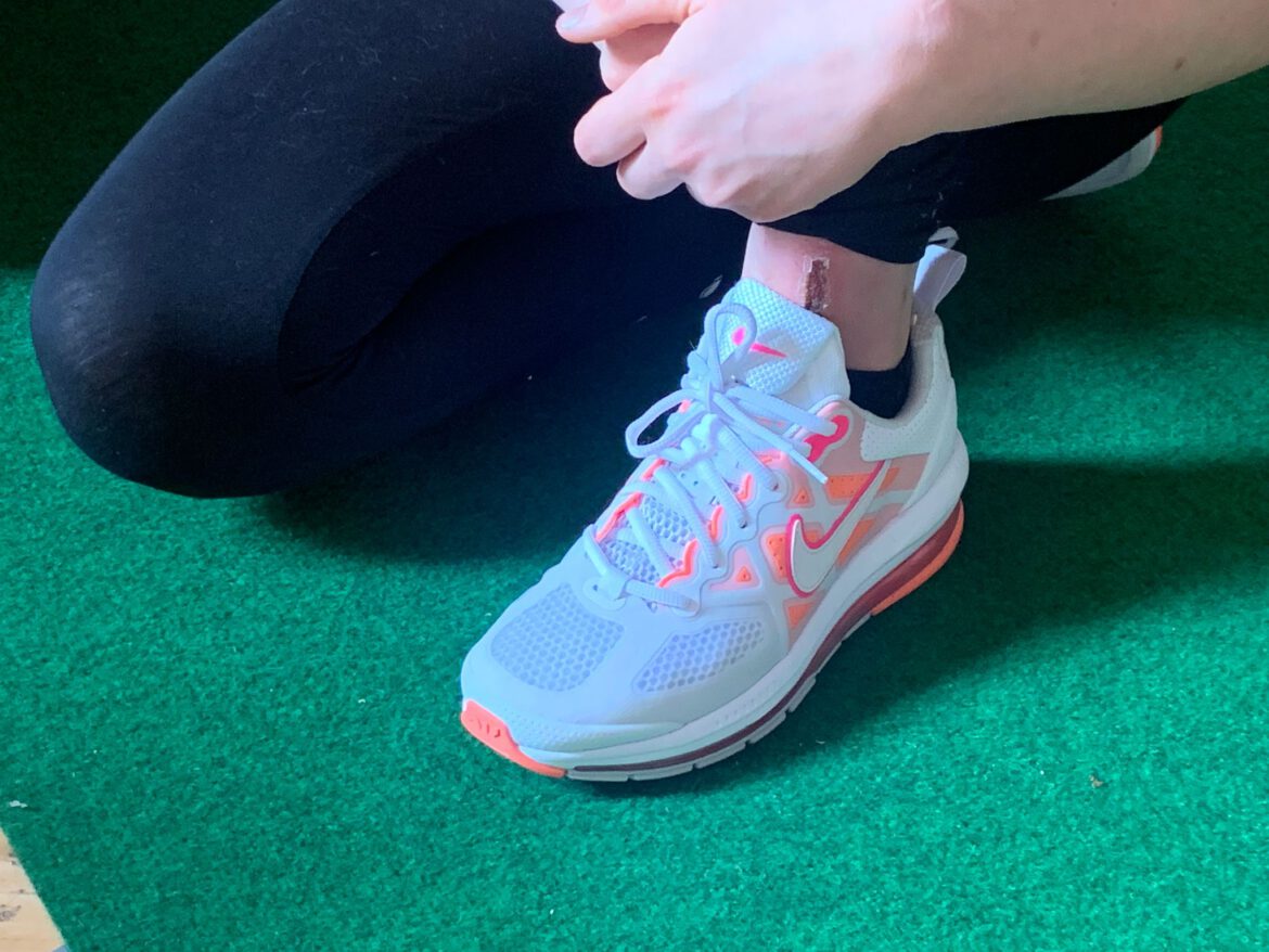 Giulia zeigt Ihre neuen Schuhe