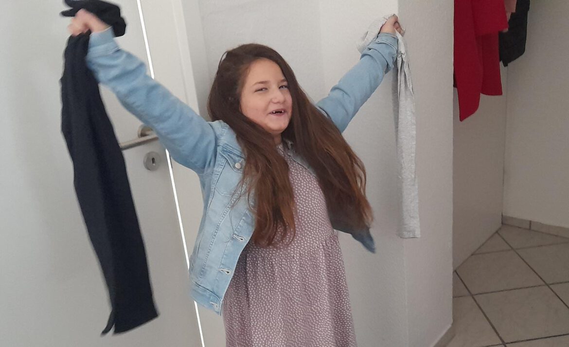 Enrico + Zamira freuten sich über neue Schuhe und neue Kleidung