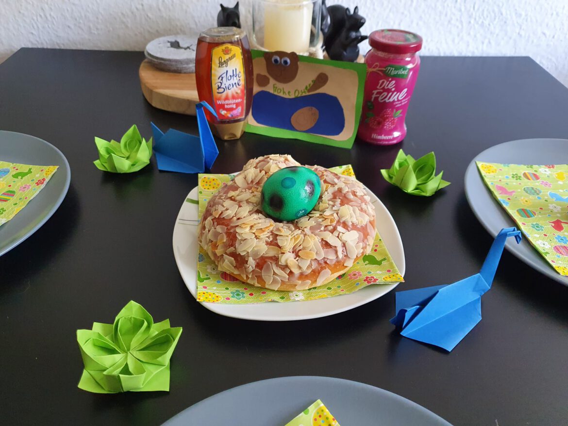 Mika hat für den Oster-Tisch gebastelt und gebacken