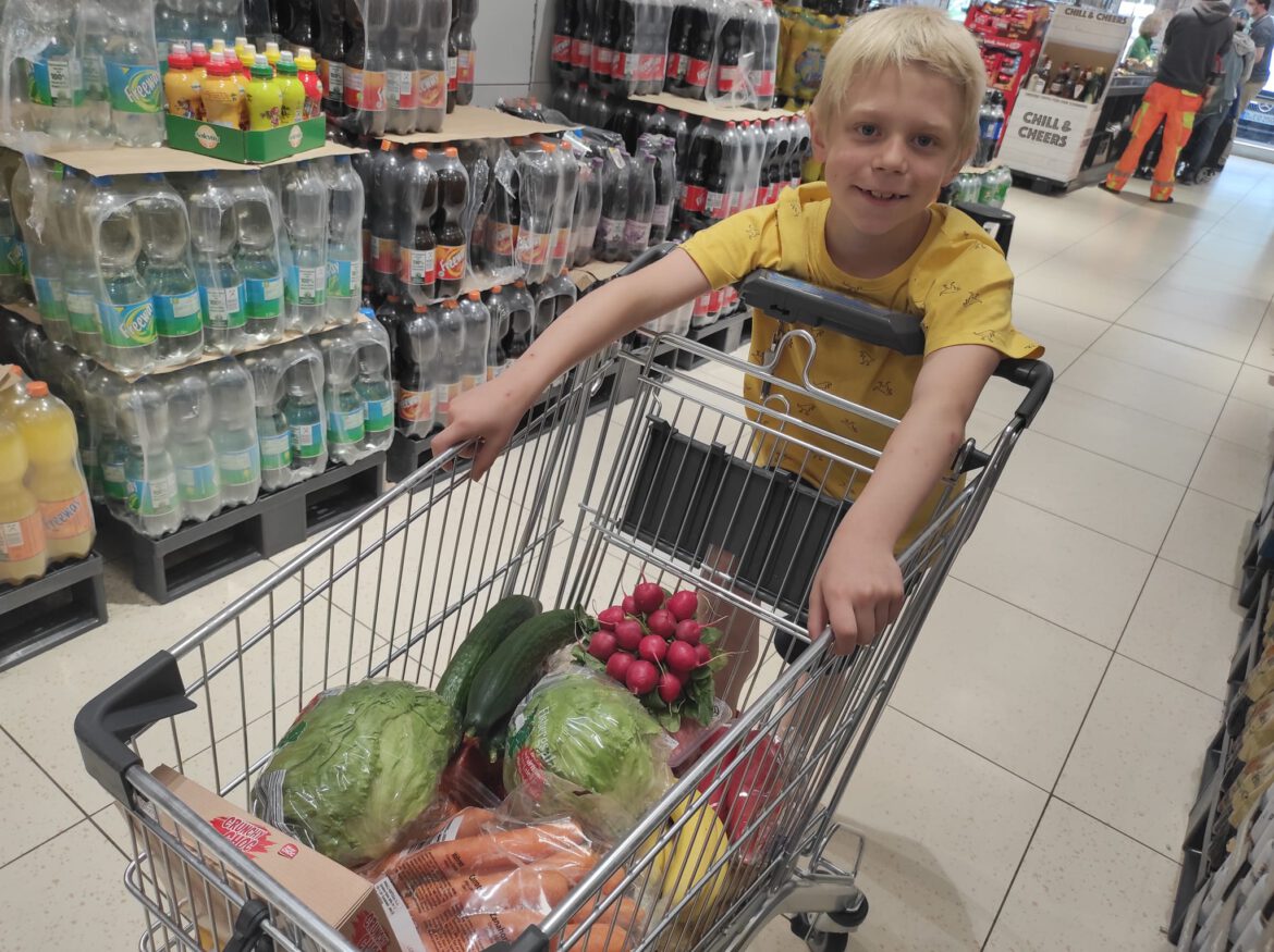 Die Mutter von Luna, Luca + Lina holte sich auch einen Lebensmittel-Gutschein bei uns