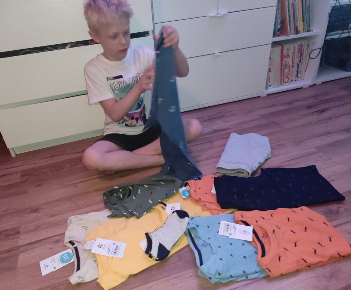 Luca freut sich über neue Frühjahrs-Sachen