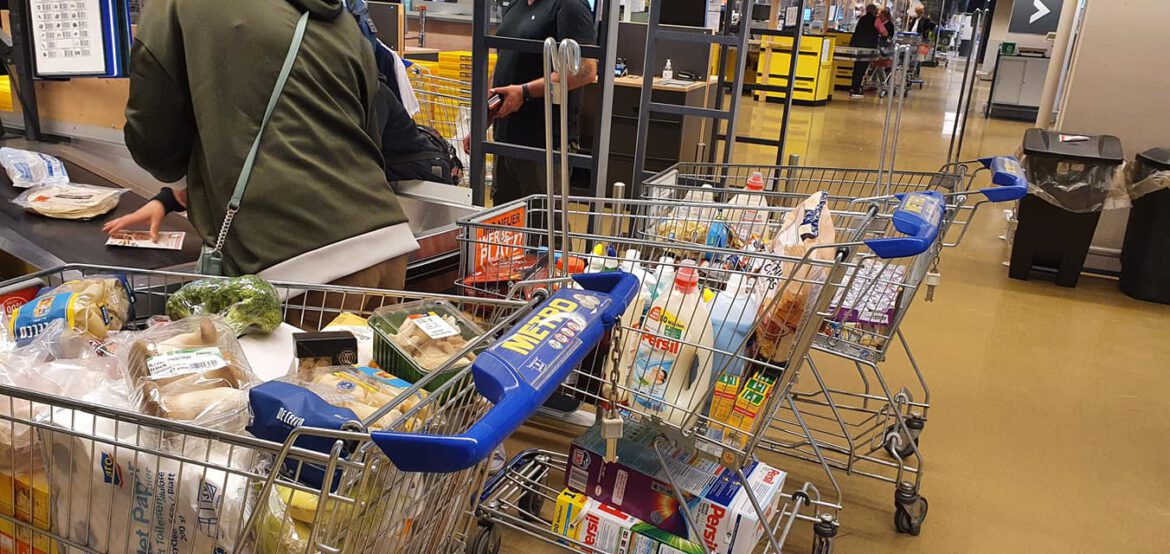 Frau vdB hat für 4 Familien Lebensmittel-Vorräte eingekauft