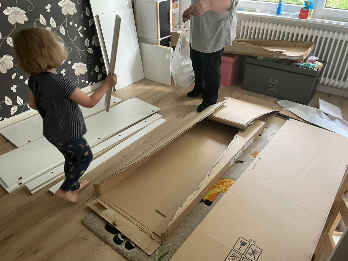 Elly freut sich über ihren neuen Schrank