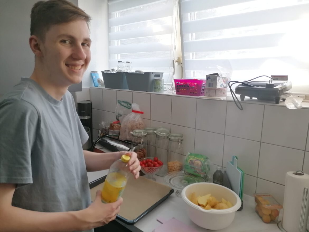 Amon hat seine Mutter beim Einkaufen unterstützt