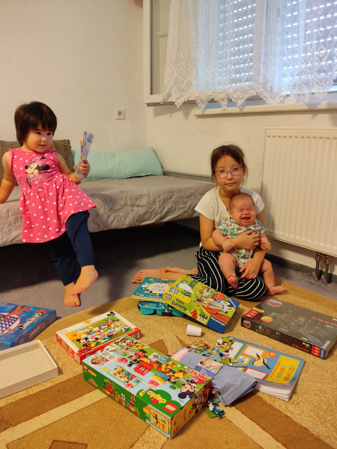 Kleidung und Spielsachen für die 3 Geschwister