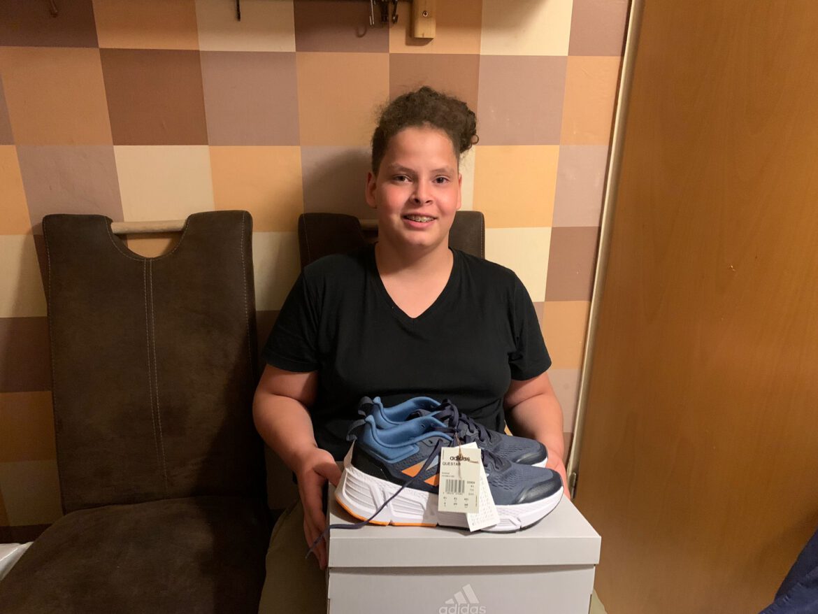 Caleb bekam neue Schuhe von seinem Schuh-Paten