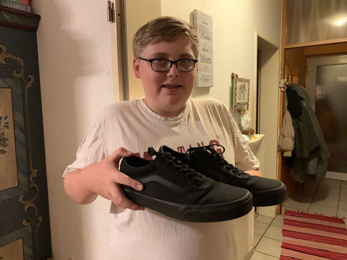 …und auch Henry freut sich über seine neuen Schuh