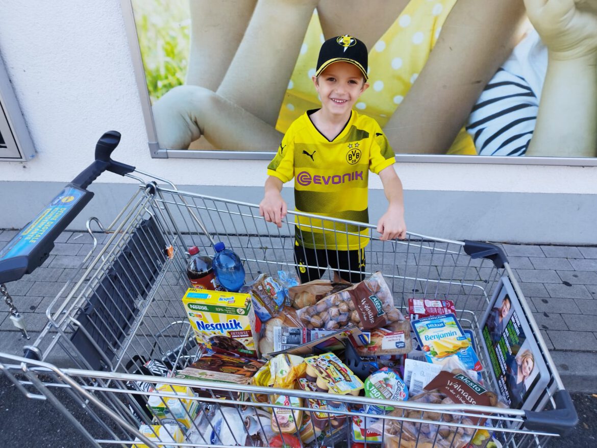 Jason strahlt wie immer – hier als große Hilfe beim einkaufen