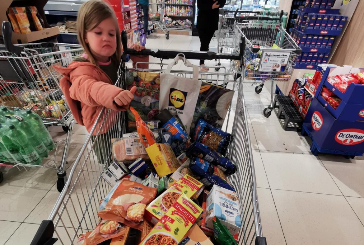 MayaIsabella half auch ihrer Mama beim Einkauf