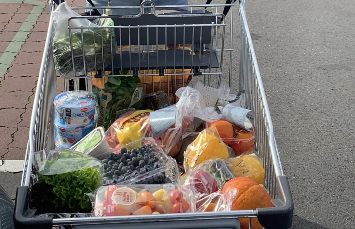 Catherine half ihrer Mutter beim Einkaufen