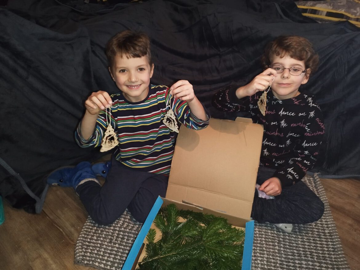 Die Adventpakete sind bei den Familien angekommen… es gab strahlende Kinderaugen