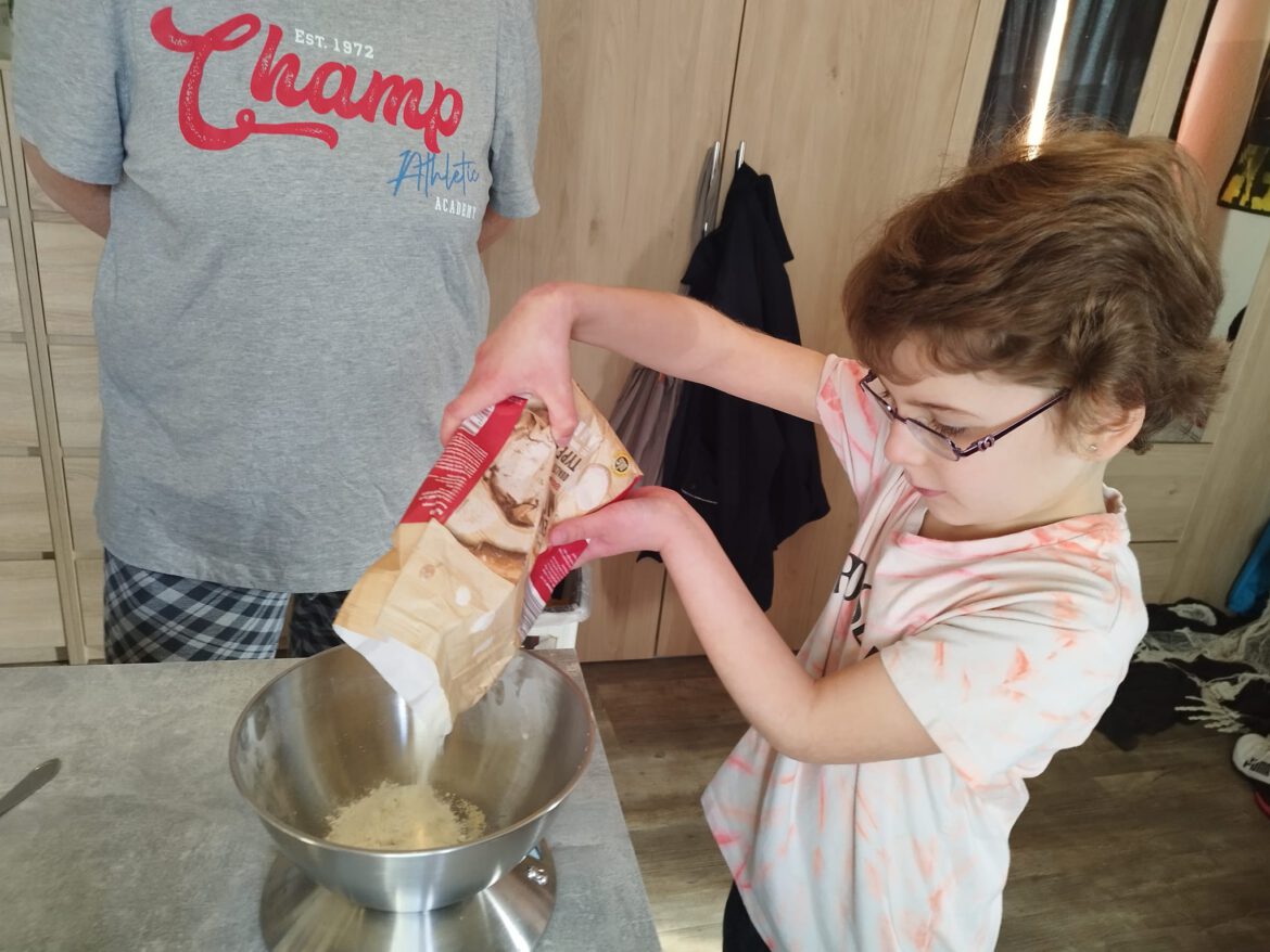 Joanna + Jason haben geholfen und für unsere Patinnen + Paten Plätzchen zu backen