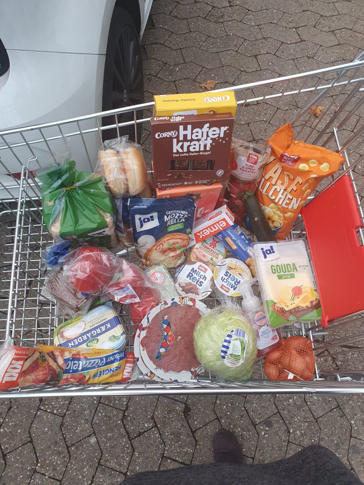 Die Mama von Mika bekam einen Lebensmittel-Gutschein und konnte einkaufen gehen