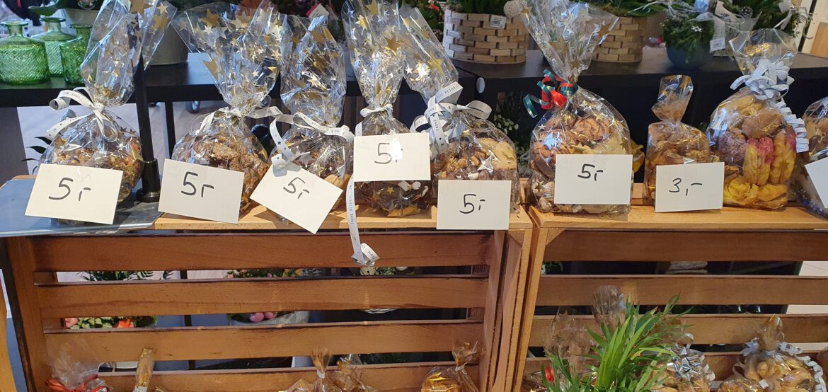 Plätzchenverkauf bei REWE (Bruchstrasse) zugunsten der Froschkönige